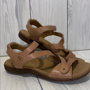 Taos Footwear Women's Sandals in Tan
